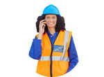 Frau mit blauem Schutzhelm und orangefarbener Warnweste hält ein Handy ans Ohr und lächelt freundlich.