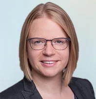 Frau mit Brille und kurzen blonden Haaren