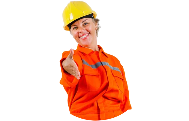 Frau im orangefarbenen Arbeitsanzug und gelbem Schutzhelm lächelt und streckt die Hand zum Händeschütteln aus.