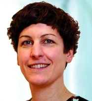 Frau mit kurzen braunen Haaren