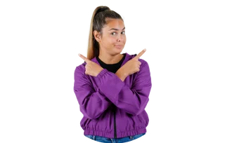 Junge Frau mit Pferdeschwanz und lila Jacke verschränkt die Arme und zeigt mit beiden Zeigefingern nach links und rechts.