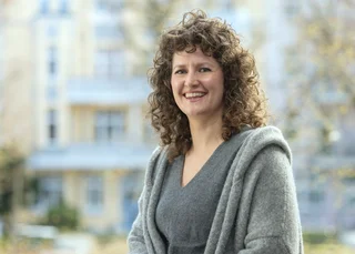 Frau mit langen dunkelblonden Haaren