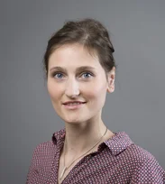 Frau mit dunkelblonden Haaren