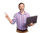 Älterer Mann mit gestreiftem Hemd hält einen Laptop und zeigt lächelnd mit dem Finger nach links.
