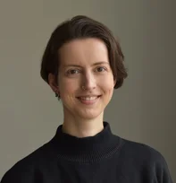 Frau mit kurzen braunen Haaren