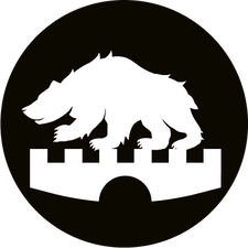 Ikonische Figur eines Bären, schreitend auf einer gezinnen Brücke im Wappenstil auf schwarzem kreisförmigem Hintergrund.