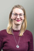 Frau mit Brille und langen blonden Haaren