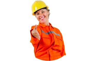 Frau im orangefarbenen Arbeitsanzug und gelbem Schutzhelm lächelt und streckt die Hand zum Händeschütteln aus.