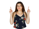 Junge Frau im Blumenoberteil blickt nach oben und zeigt mit beiden Zeigefingern nach oben.