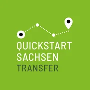 Das Logo von Quickstart Sachsen transfer. Es ist grün mit einer weißen, gepunkteten Verbindungslinie zwischen zwei Markierungen, die wie Start- und Zielpunkte wirken. Darunter steht der Schriftzug „Quickstart Sachsen Transfer“.
