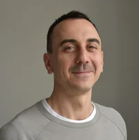 Mann mit kurzen dunklen Haaren