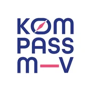 Das Logo von Kompass MV mit dem Schriftzug „KOMPASS M-V“ in kräftigem Blau. Der Buchstabe „O“ enthält ein stilisiertes Kompasssymbol mit einer pinkfarbenen Nadel. Unter dem „M“ steht ein pinkfarbener Balken.