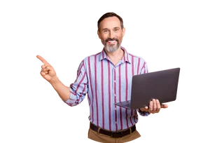 Älterer Mann mit gestreiftem Hemd hält einen Laptop und zeigt lächelnd mit dem Finger nach links.