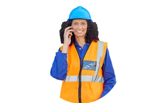 Frau mit blauem Schutzhelm und orangefarbener Warnweste hält ein Handy ans Ohr und lächelt freundlich.