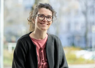 Frau mit langen braunen Haare