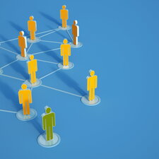 Mehrere stilisierte, gelbe Personenfiguren sind auf blauem Hintergrund in einem Netzwerk durch Linien miteinander verbunden.