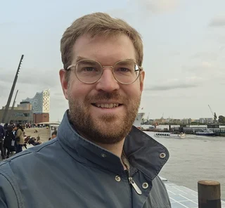 Mann mit kurzen dunkelblonden Haaren