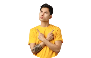 Nachdenklicher junger Mann im gelben T-Shirt, der mit verschränkten Armen nach oben blickt und mit beiden Zeigefingern in entgegengesetzte Richtungen zeigt.