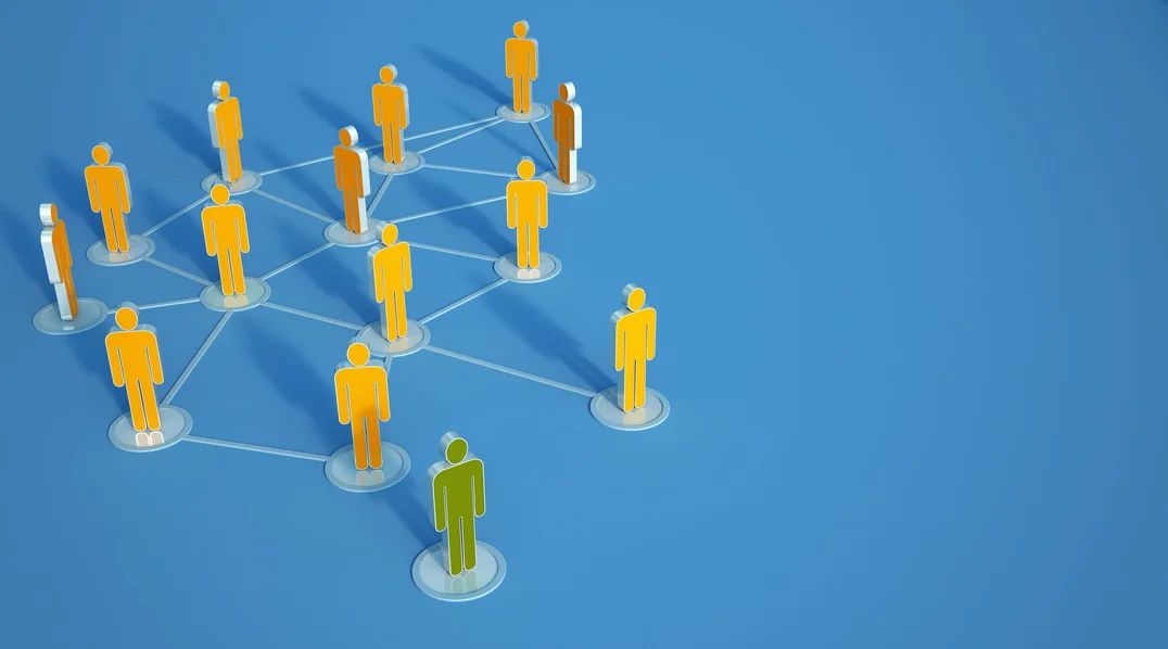 Mehrere stilisierte, gelbe Personenfiguren sind auf blauem Hintergrund in einem Netzwerk durch Linien miteinander verbunden.