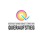 Das Logo vom Beratungsnetzwerk Queraufstieg Transfer besteht aus dem Namen und darüber verschiedenfarbige Kreise und zwei Blaue Striche, die die Kreise durchbrechen.