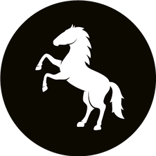 Ikonische Figur eines aufbäumenden (rampant) Pferdes auf schwarzem kreisförmigem Hintergrund.