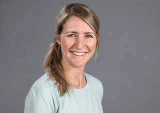 Frau mit langen blonden Haaren