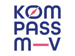 Das Logo von Kompass MV mit dem Schriftzug „KOMPASS M-V“ in kräftigem Blau. Der Buchstabe „O“ enthält ein stilisiertes Kompasssymbol mit einer pinkfarbenen Nadel. Unter dem „M“ steht ein pinkfarbener Balken.