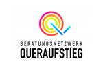 Das Logo vom Beratungsnetzwerk Queraufstieg Transfer besteht aus dem Namen und darüber verschiedenfarbige Kreise und zwei Blaue Striche, die die Kreise durchbrechen.