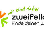 Buntes Logo mit einem Stern aus Pfeilen in Orange, Pink und Grün. Darunter steht in grüner Schrift „wir sind dabei“ sowie „Zweifelellos“ und „Finde deinen Weg.“