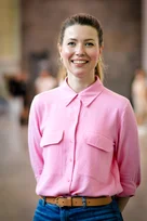 Frau mit langen dunkelblonden Haaren