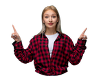 Junge Frau im rot-schwarzen karierten Hemd blickt nach vorn und zeigt mit beiden Zeigefingern nach oben.