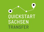 Das Logo von Quickstart Sachsen transfer. Es ist grün mit einer weißen, gepunkteten Verbindungslinie zwischen zwei Markierungen, die wie Start- und Zielpunkte wirken. Darunter steht der Schriftzug „Quickstart Sachsen Transfer“.