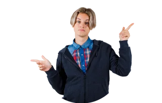 Junge Person mit längeren blonden Haaren, kariertem Hemd und dunkler Jacke zeigt mit beiden Händen in unterschiedliche Richtungen.