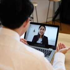 Eine Person führt ein Bewerbungsgespräch per Videoanruf an einem Laptop.