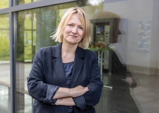 Frau mit kurzen blonden Haaren