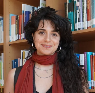 Frau mit langen schwarzen Haare