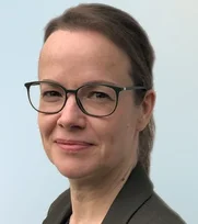 Frau mit Brille und kurzen dunkelblonden Haaren