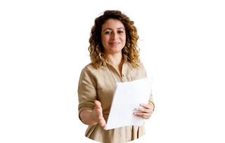 Frau mit lockigem Haar hält ein Dokument in der Hand und streckt die andere Hand zum Händeschütteln aus.