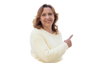 Ältere Frau im hellen Pullover lächelt und zeigt mit der rechten Hand nach rechts.