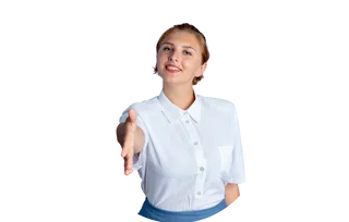 Junge Frau in weißer Bluse lächelt und streckt die Hand zum Händeschütteln aus.