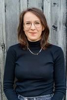 Frau mit Brille und kurzen braunen Haare