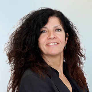 Eine Frau mit schwarzen langen Haaren