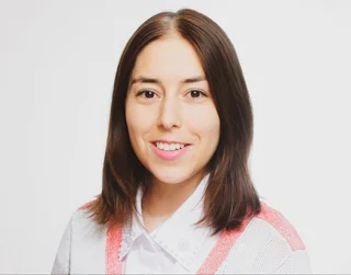 Frau mit kurzen braunen Haaren