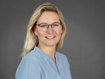 Frau mit Brille und langen blonden Haaren